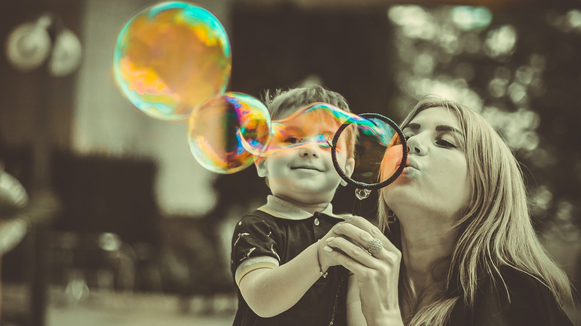 Мыльные пузыри ребенок и мама