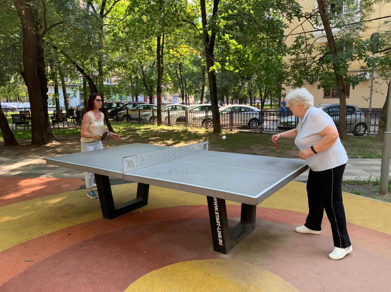 На улице Черняховского возобновились занятия по настольному теннису для пенсионеров