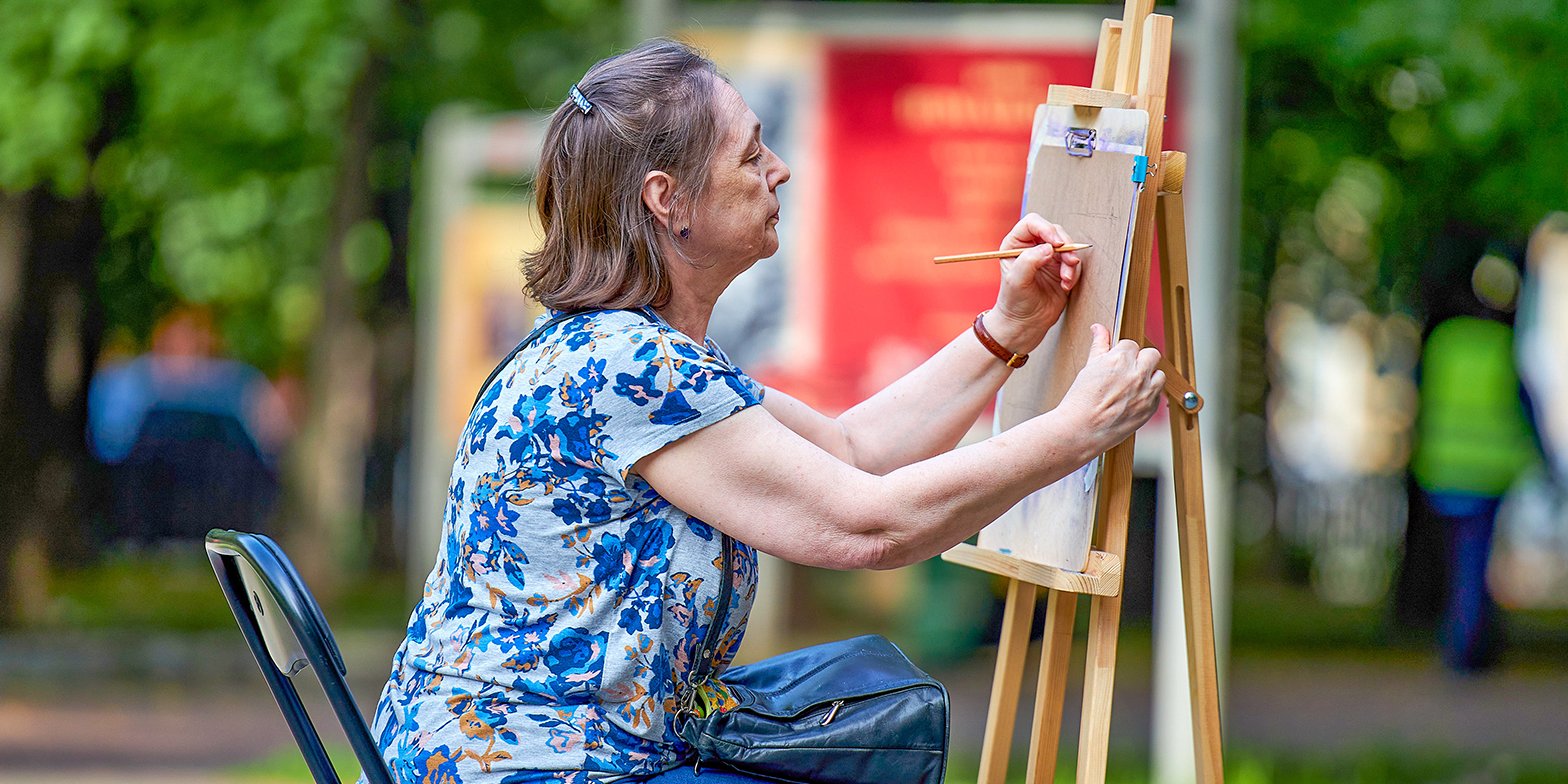 Painting news. Московское долголетие фотосессия. Московское долголетие Радужная. Активное долголетие Москва. Московское долголетие рисование в Обручевском районе.