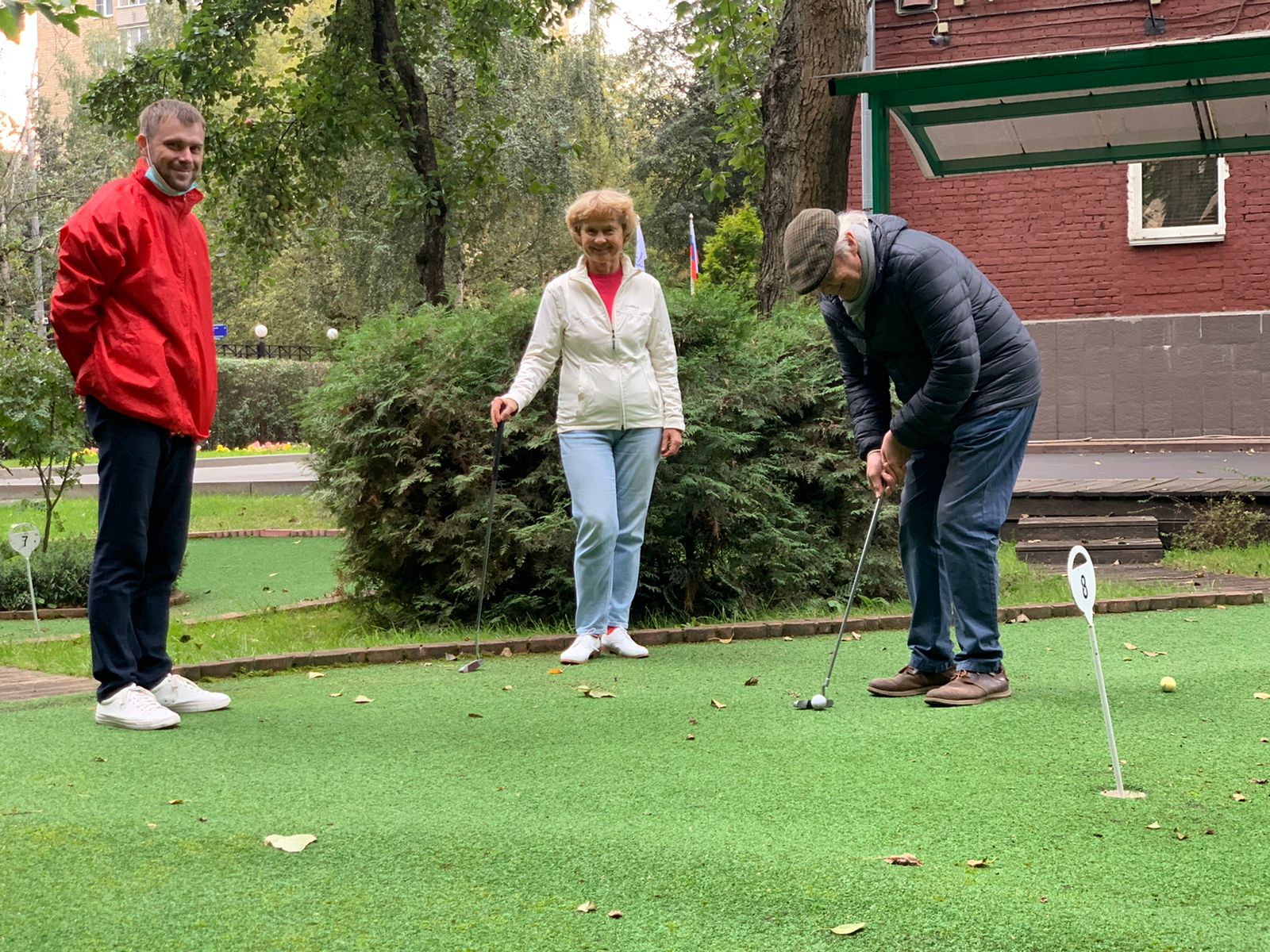 Пенсионеры снова смогут обучаться игре в мини-гольф на улице Усиевича